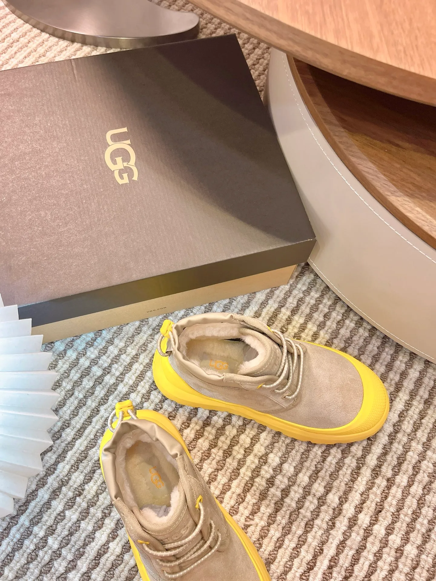 【UGG】 P: 560💰 Couple shoes Size: Women’s size 35-40 / Men’s size 40-44 UGG Tasman Weather Hybrid slip-on snow boots👢 Wang Yibo's same style 👏 adds a large orange sole to the classic Tasman shoe style, functional color contrast design, environmentally friendly waterproof and snowproof material, which has both fashionable and functional attributes. At the same time, it is paired with the new UGG furry shoes Keen's furry color-blocking jacket. Bright orange and maroon collide to create a new light outdoor style and open up a new travel experience in early autumn! Using the best materials, the 17mm fur integrated surface is warmer and breathable, and the outsole is upgraded to a lightweight and wear-resistant light wing technology outsole!